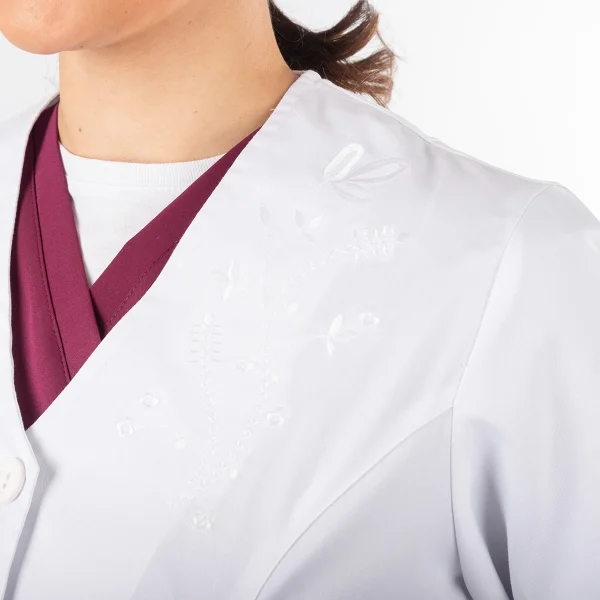 Delantal Blanco Área Médica Mujer Manga 3/4 Bordado - Flores - Imagen 3