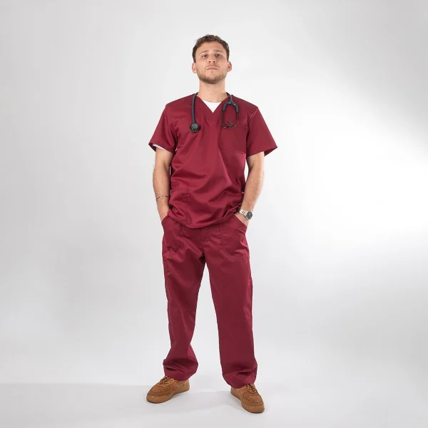 Polera Clínica Burdeo en gabardina Modelo Paulo