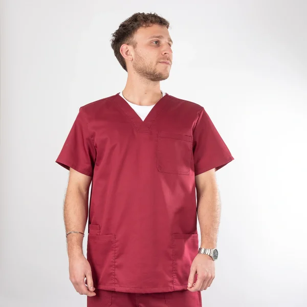 Polera Clínica Burdeo en gabardina Modelo Paulo