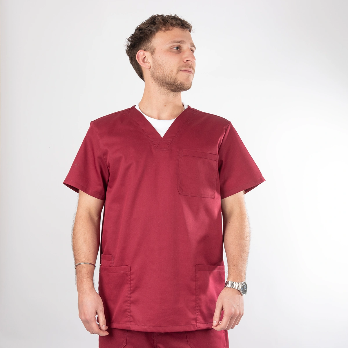 Polera Clínica Burdeo en gabardina Modelo Paulo