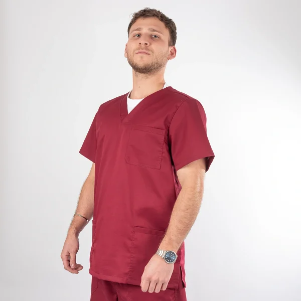 Polera Clínica Burdeo en gabardina Modelo Paulo