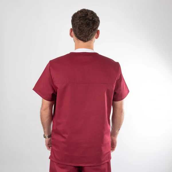 Polera Clínica Burdeo en gabardina Modelo Paulo