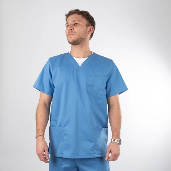 Polera Clínica Celeste en gabardina Modelo Paulo