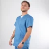 Polera Clínica Celeste en gabardina Modelo Paulo