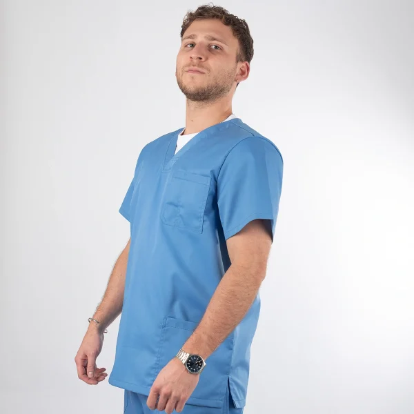 Polera Clínica Celeste en gabardina Modelo Paulo