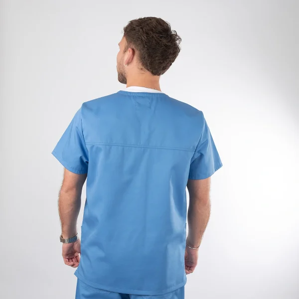 Polera Clínica Celeste en gabardina Modelo Paulo